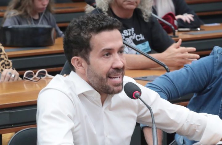 André Janones é internado na UTI após debate presidencial