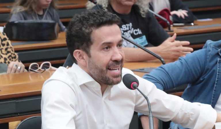 André Janones é internado na UTI após debate presidencial