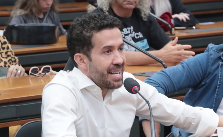 André Janones é internado na UTI após debate presidencial