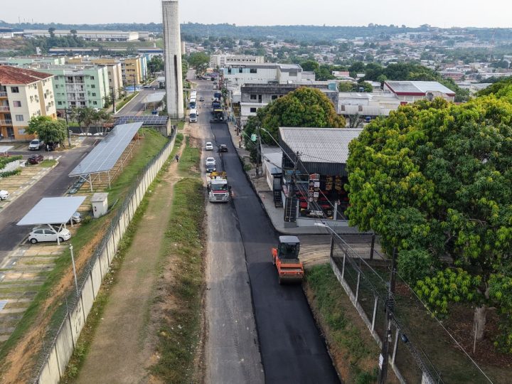 Prefeitura de Manaus aplica 110 toneladas de asfalto e avança na recuperação viária do Parque Rio Solimões