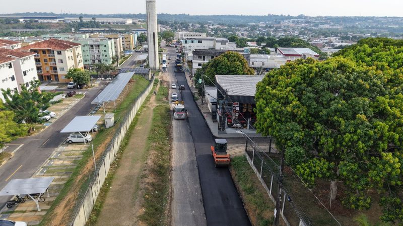 Prefeitura de Manaus aplica 110 toneladas de asfalto e avança na recuperação viária do Parque Rio Solimões