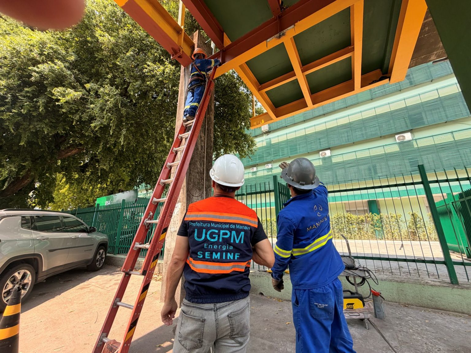 Prefeitura de Manaus reforça iluminação e revitaliza passarela na avenida Carvalho Leal