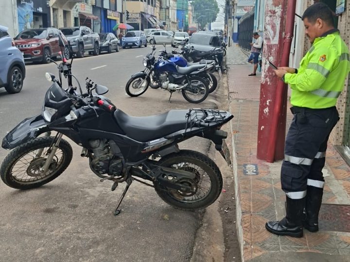 Fiscalização da Prefeitura de Manaus flagra irregularidades no estacionamento de veículos no Centro