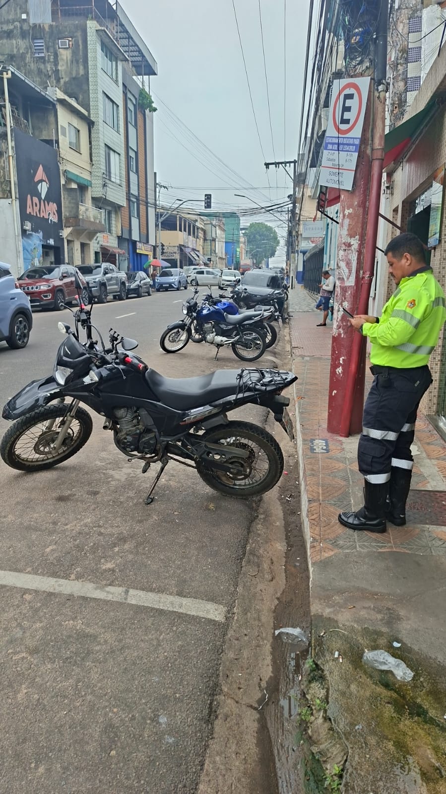 Fiscalização da Prefeitura de Manaus flagra irregularidades no estacionamento de veículos no Centro