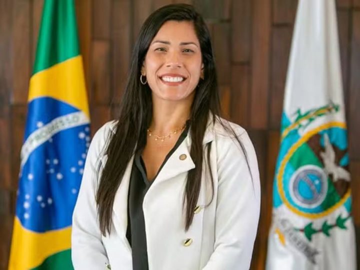 Justiça proíbe deputada de incentivar demissão de opositores