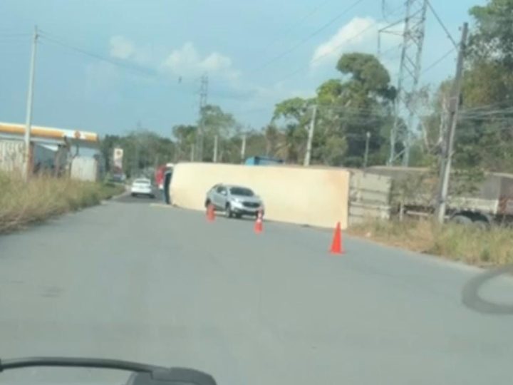 Carreta tomba e bloqueia parcialmente acesso à avenida das Torres