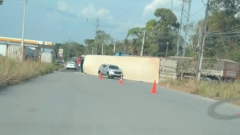 Carreta tomba e bloqueia parcialmente acesso à avenida das Torres