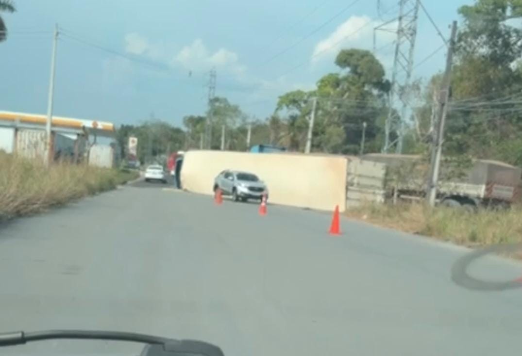 Carreta tomba e bloqueia parcialmente acesso à avenida das Torres