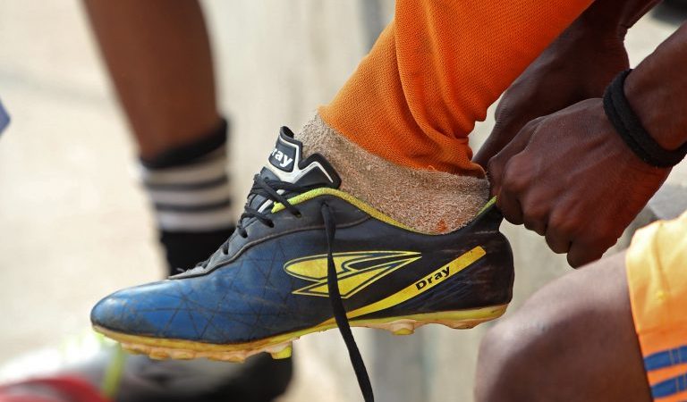 Projeto cria programa para distribuir materiais esportivos a crianças em vulnerabilidade social