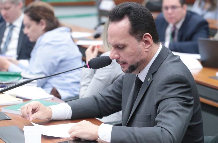 Comissão aprova incentivo fiscal para empresas que contratarem pessoas desempregadas há mais de 12 meses