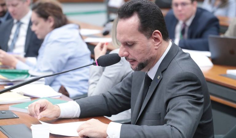 Comissão aprova incentivo fiscal para empresas que contratarem pessoas desempregadas há mais de 12 meses