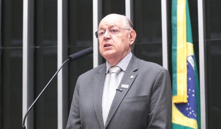 Projeto restringe participação em seleções brasileiras de futebol a atletas que atuam no país