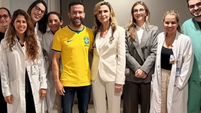 André Janones recebe alta e deixa hospital em São Paulo