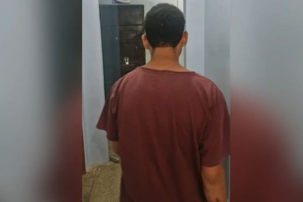 Mulher faz sinal universal de socorro a policiais e ex-marido é preso