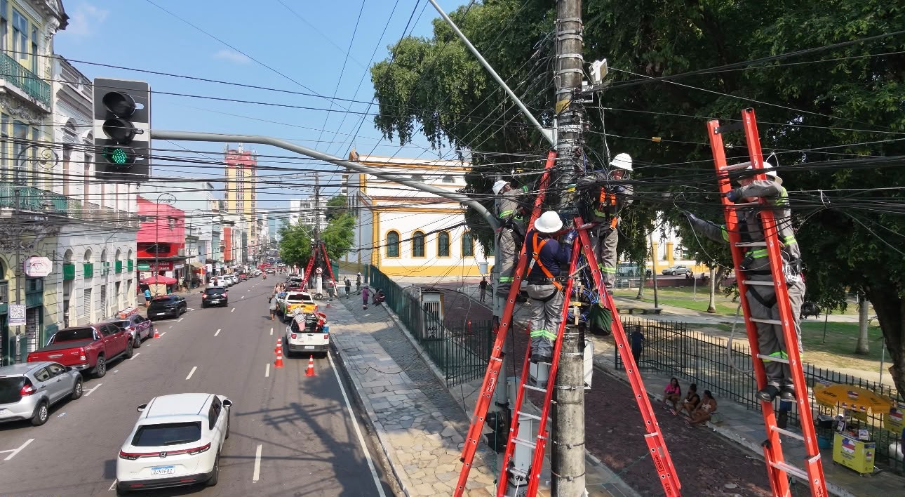 Prefeitura de Manaus amplia ordenamento de cabos com sistema e tecnologia no centro da capital