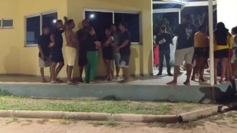 Um homem morre, suspeito do crime é atacado e mulher leva tiro no pé