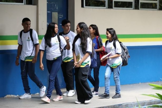 Seduc suspende aulas em Manaus e cidades afetadas pela fumaça